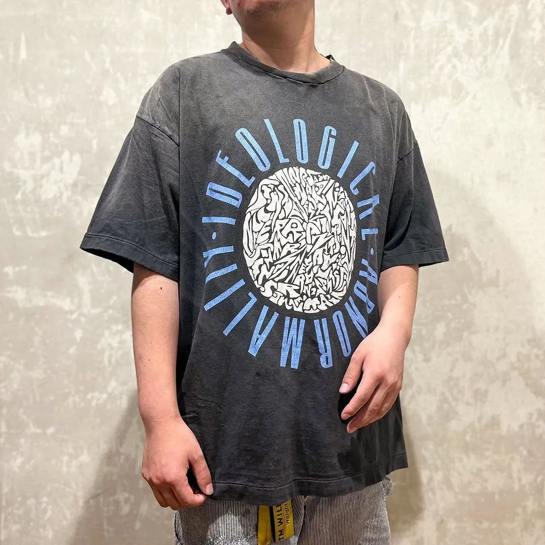 SAINT Mxxxxxx IDEOLOGICAL SS TEE/BLK Peace and anti-war crack pattern tee, washed black S-XL, look for the cylindrical fabric without side seams, the open width is almost meaningless Asut ready-made garments dyed, the whole piece is sprayed with horse-hair spray, and then sprayed again to fade, the collar and cuffs are frayed, many places are broken, oversized printing position, genuine level restoration, complete accessories, with little angel anti-counterfeiting label